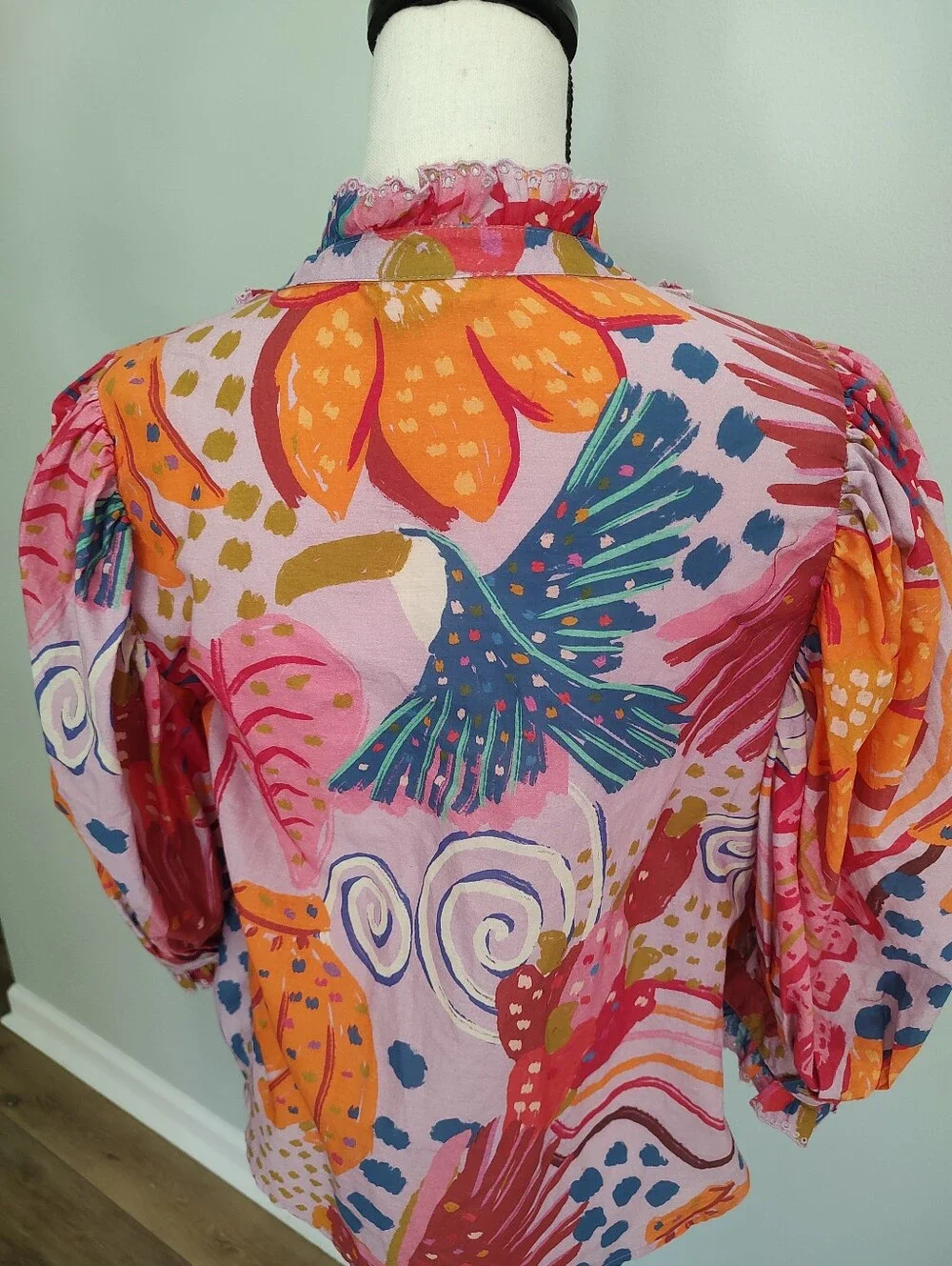 FARM Rio Lilac Colorful Party Blouse Ruffle Puff Sleeve Pink Tropical Bird M